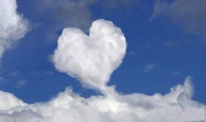 这是在汉普郡沿着米尔福德港散布拍摄到德心形的云彩照片，在情人节的时候看到这张图，心也特别甜吧？