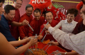 Mah Sing Southville - Tan Sri Leong (5th from left) with senior management of Mah Sing Group tossing Yee Sang for good luck and prosperity