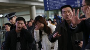 北京機場有不少親屬在焦急等待失去聯繫航班的信息。