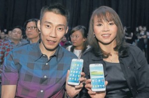 大马羽坛一哥拿督李宗伟与“跳水公主”潘德雷拉率先试用SamsungGALAXY S5。