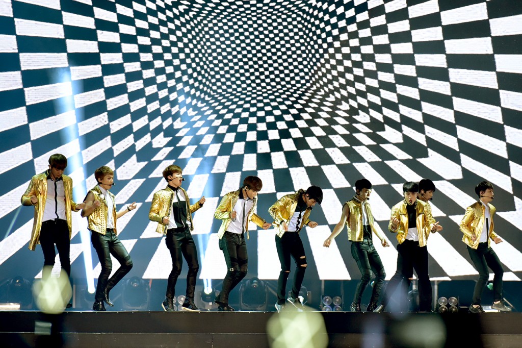 EXO performing Overdose (2)