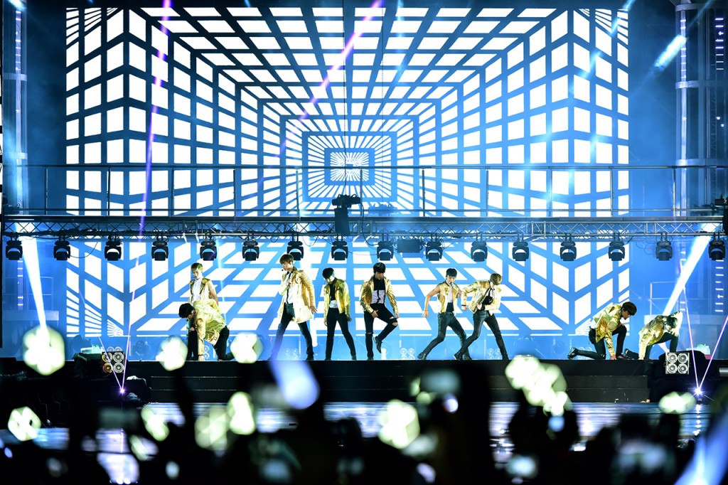 EXO performing Overdose (3)